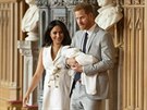 Princ Harry a vévodkyn Meghan poprvé ukázali syna, který dostal jméno Archie...