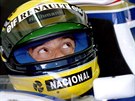 Ayrton Senna naslouchá technikm Williamsu v lednu 1994.