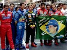 Piloti formule 1 se s Ayrtonem Sennou louí na trati v Monaku.