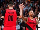 Enes Kanter (vlevo) a Damian Lillard z Portlandu slaví v zápase s Denverem.