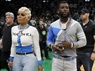 Rapper Gucci Mane a jeho ena Keyshia Ka'Oirová zali na zápas play off mezi...