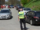 Policie odkln dopravu z Polska na provizorn parkovit na louce v Teplicch...