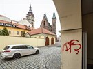 Nezn�m� vandal posprejoval v Hradci Kr�lov� ji�n� terasy a dal�� ulice v...
