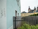 Nezn�m� vandal posprejoval v Hradci Kr�lov� ji�n� terasy a dal�� ulice v...