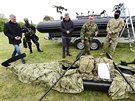Premiér Andrej Babi si prohlíí bojový kajak ve výcvikové základn Hamry na...