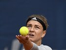 eská tenistka Karolína Muchová podává ve finále turnaje v Praze.
