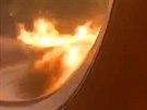 Dramatické zábry pímo z paluby letadla ukazují motory v plamenech (6. kvtna...