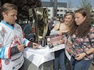 Jií Polanský se podepisuje fanynkám v rámci oslav zisku druhého titulu pro...