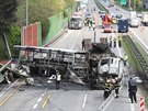 Na Praském okruhu se srazil kamion vezoucí tanky s autobusem vzeské sluby....