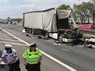 Na dálnici D1 se odpoledne srazily dva kamiony. Nehoda zablokovala provoz,...