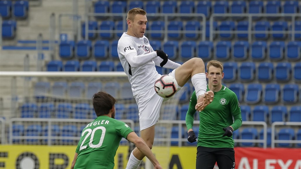 Jan Kalabi�ka ze Slovácka (v bílém) se sna�í odehrát balon ze vzduchu p�ed...
