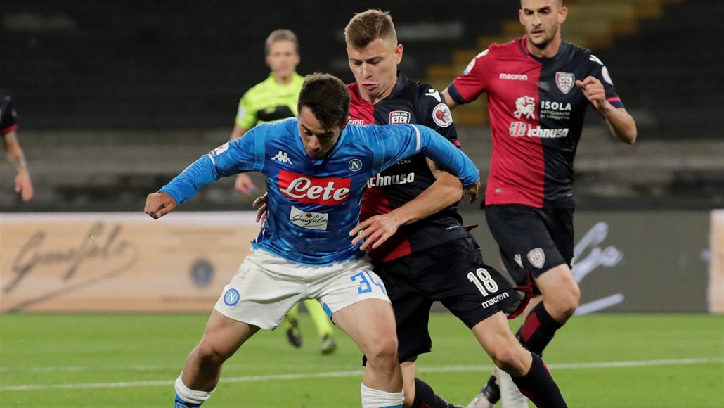 Neapolský Amin Younes (vlevo) a Nicolo Barella z Cagliari v souboji o mí�.