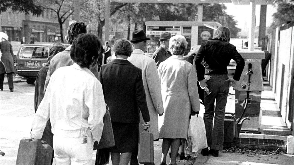 Lidé ve frontě u benzinky Shell ve Vídni (říjen 1973)