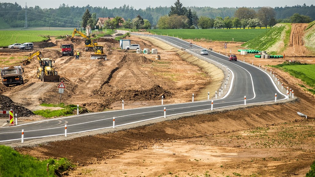 Nová silnice u stavby dálnice D11 u Jaroměře (2.5.2019).