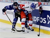 Český hokejista Michal Řepík (vpravo) bojuje u mantinelu se Sakarim Manninenem...