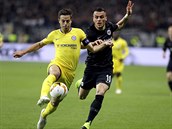 Cesar Azpilicueta (vlevo) z Chelsea a Filip Kosti z Frankfurtu.