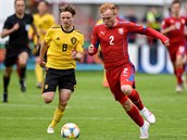 J�chym ��p (vpravo) se sna�� v z�pase mistrovstv� Evropy do 17 let proti Belgii...