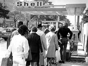 Lidé ve frontě u benzinky Shell ve Vídni (říjen 1973)