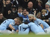 Fotbalist Manchesteru City oslavuj trefu Vincenta Kompanyho v utkn anglick...