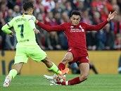 Trent Alexander-Arnold z Liverpoolu v souboji s Philippem Coutinhem z Barcelony.