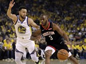 Chris Paul (vpravo) z Bostonu brnn Stephenem Currym z Golden State.