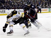 Nick Foligno z Columbusu (vpravo) a David Krej z Bostonu v souboji o puk