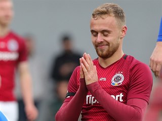 Martin Hašek ze Sparty během utkání s bankem Ostrava