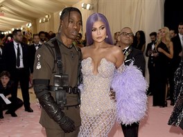 Kylie Jennerová a Travis Scott na Met Gala 2019. Dvojice své obleení píli...