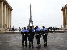 Skupina policist si konec války pipomnla na námstí Trocadéro, ze kterého je...