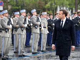 Macron rovn poloil vnec u sochy generála Charlese de Gaulla, který se za...