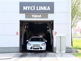 Test automyček: Tunelové lépe myjí, portálové slušně suší - iDNES.cz