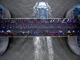 MARATON. V Londýn se bhem maratonu belo i pes známý Tower Bridge.  