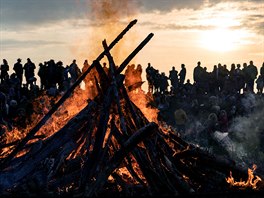 OHE. Ve védsku se lidé seli kolem ohn bhem oslav Valpuriny noci.