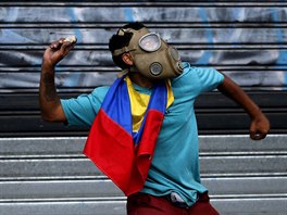 PROTESTY. Lidé v ulicích venezuelského Caracasu házeli bhem protivládních...