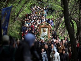 VELIKONOCE. Kesané z bulharské ortodoxní církve nesou ikonu Panny Marie bhem...
