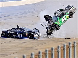 SRÁKA. V USA se dva jezdci srazili pí závodech série NASCAR ve mst...