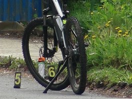 Tragick nehoda cyklisty v Bez. Sjel z ptimetrovho srzu. (1. 5. 2019)