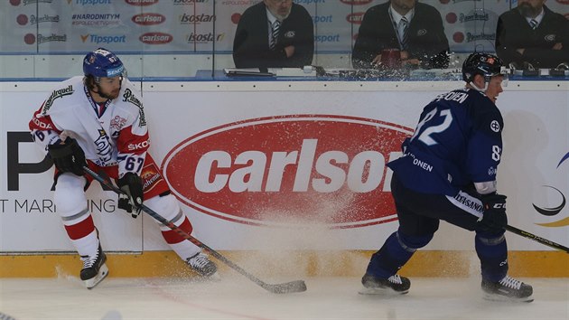 Michael Frolk (vlevo) v utkn Carlson Hockey Games proti Finsku.