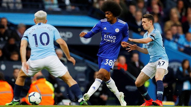 Hamza Choudhury z Leicesteru p�ihr�v� mezi dvojic� Phil Foden a Sergio Aguero z...