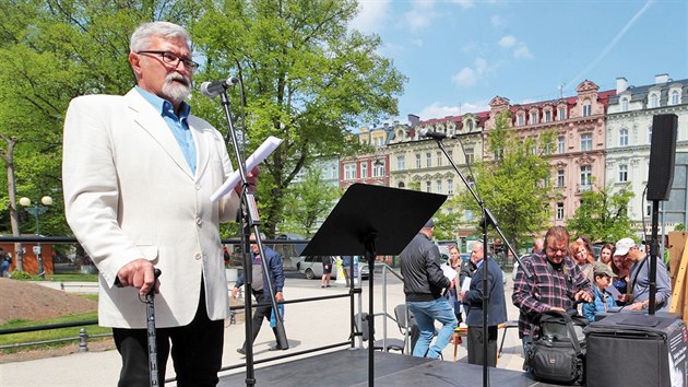 Veejn ten jmen obt holocaustu ped karlovarskou hlavn potou.