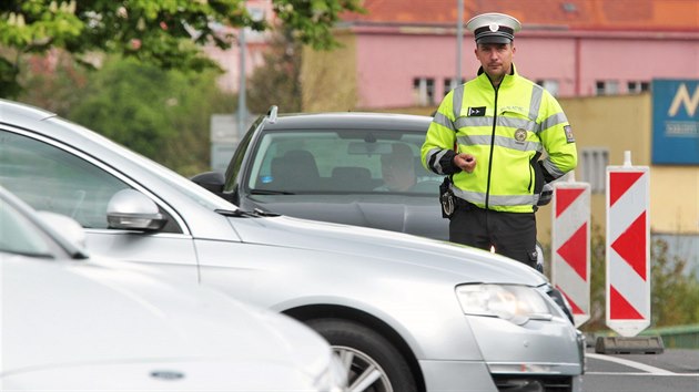 Oprava povrchu Zpadn ulice od Chebskho mostu po kiovatku s ulic Dr. Engla. Dopravn situace je zde i kvli vypnutm semaform sloit, ve pice ji usmruj policist.