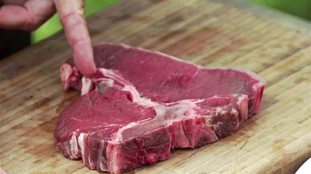 Pohlreich vysvětluje, jaké kosti a masa tvoří T-bone steak.