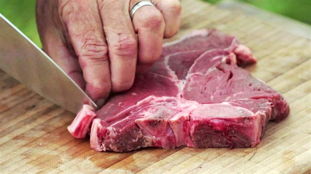 Ne polote maso na gril, prokrojte na nkolika mstech tukov kryt, aby se steak nekroutil.