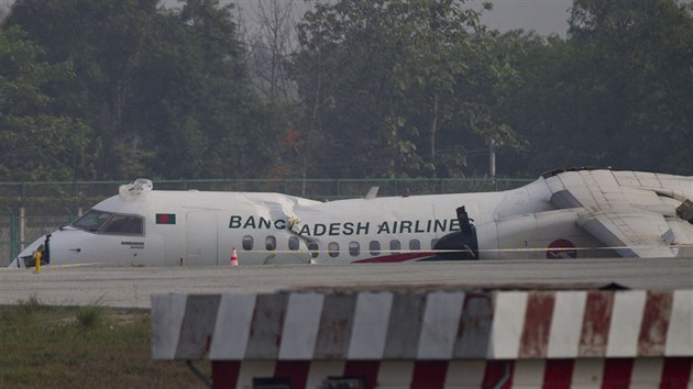 Ponien bangladsk letadlo, kter vinou patnho poas sjelo pi pistn v Barm z drhy (8. kvtna 2019)