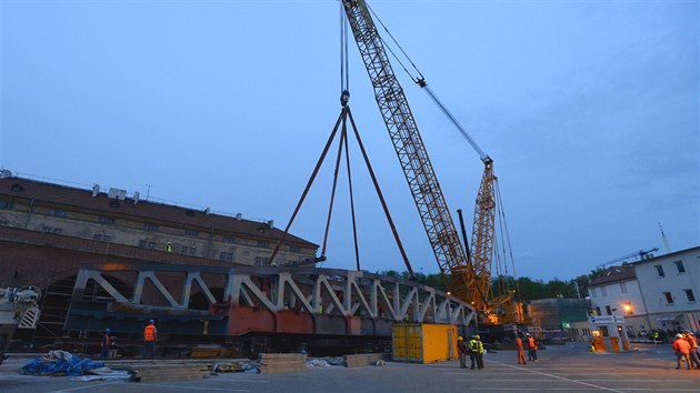 Stavbai usazovali novou mostn konstrukci na st Negrelliho viaduktu v Praze. (8. kvtna 2019)