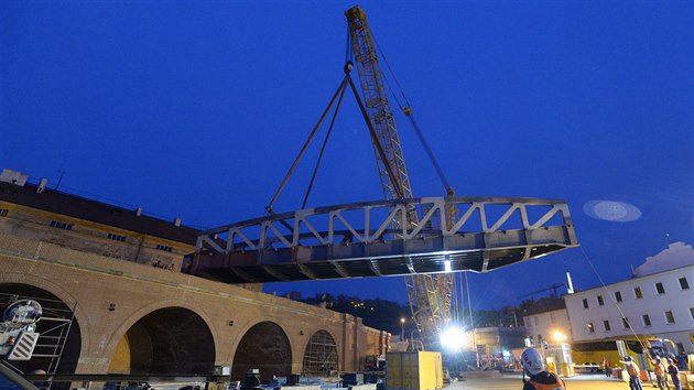 Stavbai usazovali novou mostn konstrukci na st Negrelliho viaduktu v Praze. (8. kvtna 2019)