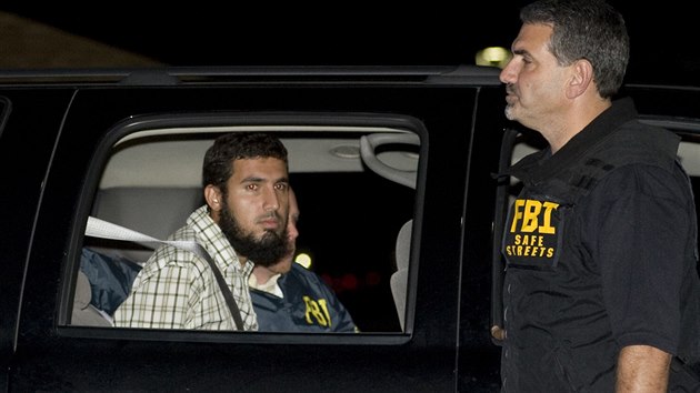 Podezel z ppravy teroristickho toku Najibullah Zazi sed v aut FBI po svm zaten (19. 9. 2009).