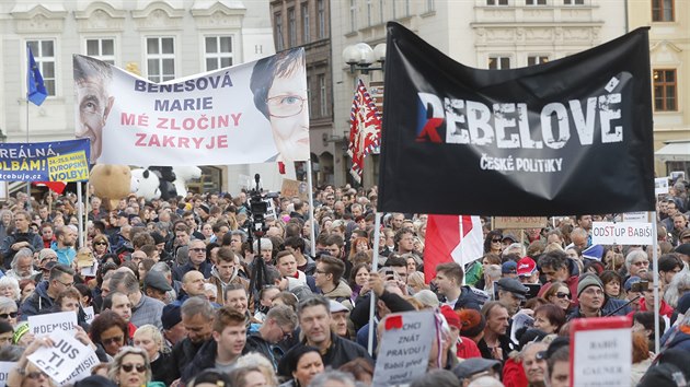 Demonstranti poaduj konec Marie Beneov v ele ministerstva spravedlnosti. (6. kvtna 2019)