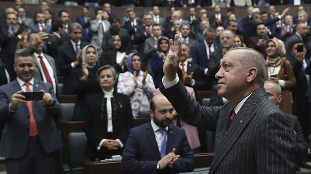 Tureck prezident Recep Tayyip Erdogan zdrav parlament po svm projevu, ve kterm hjil opakovn mstnch voleb v Istanbulu. (7. kvtna 2019)