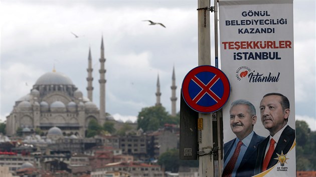 Volebn plakt vldn strany AKP prezidenta Tayyipa Erdogana stle vis v ulicch Istanbulu. Na obrzku je i tamn ldr strany Binali Yildirim. (7. kvtna 2019)